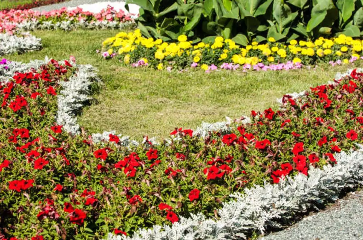 15 Best Front Yard Flower Bed Ideas For Your Home